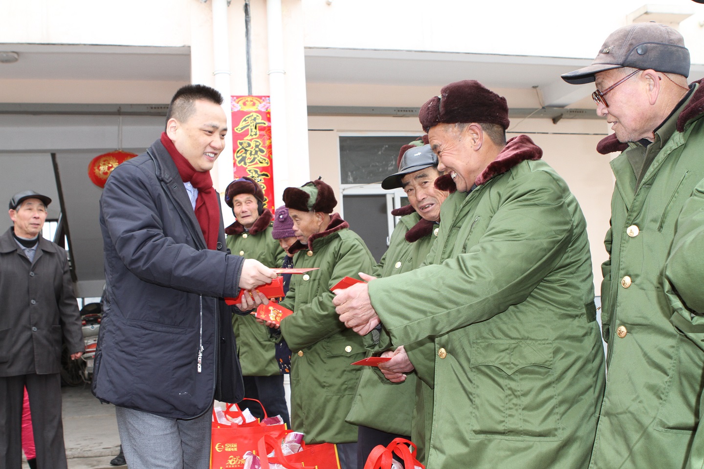 1564539837966364.jpg 166.董事長春節(jié)慰問無為縣高溝鎮(zhèn)610名老黨員.JPG